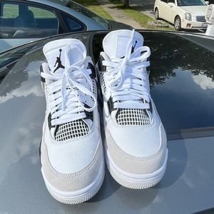 Jordan 11’s military black